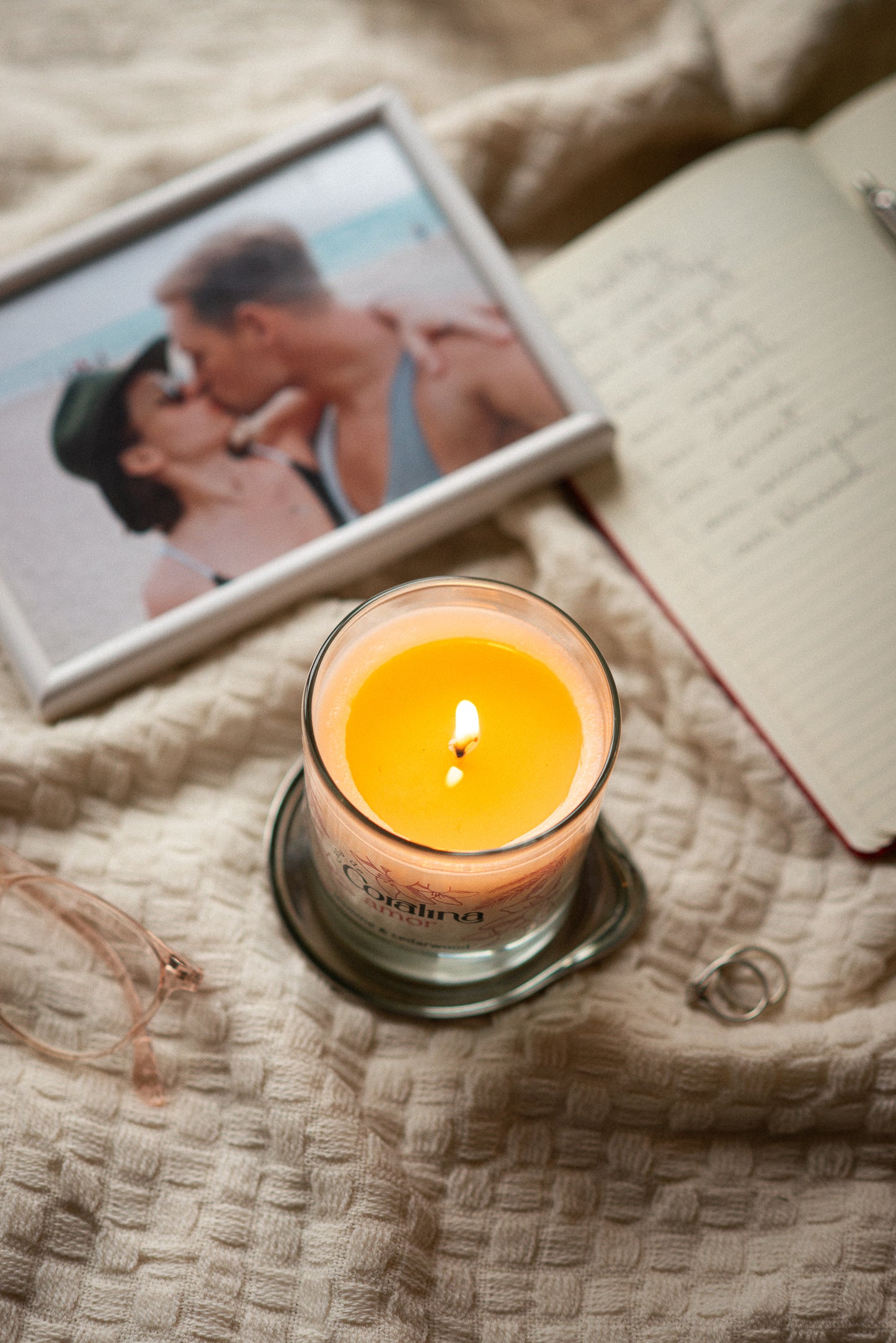 The perfect Valentine's Scented Candle. Romantice, floral, woody and complex, like our relationships.